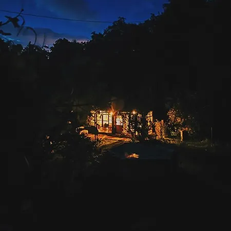 אוהל מפואר La Cabane D'Octobre סרט